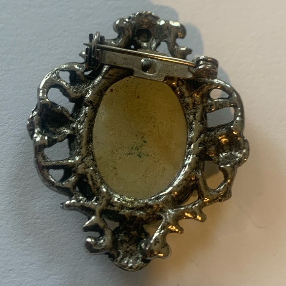 Vintage cameo pin - Picture 3 of 7